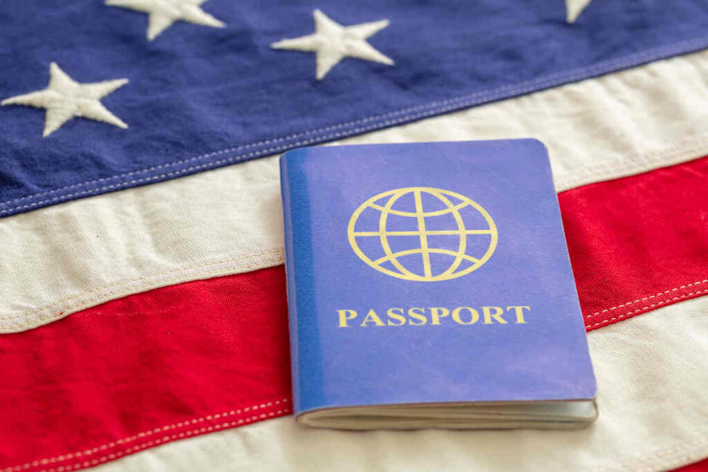 pasaporte USA sobre bandera