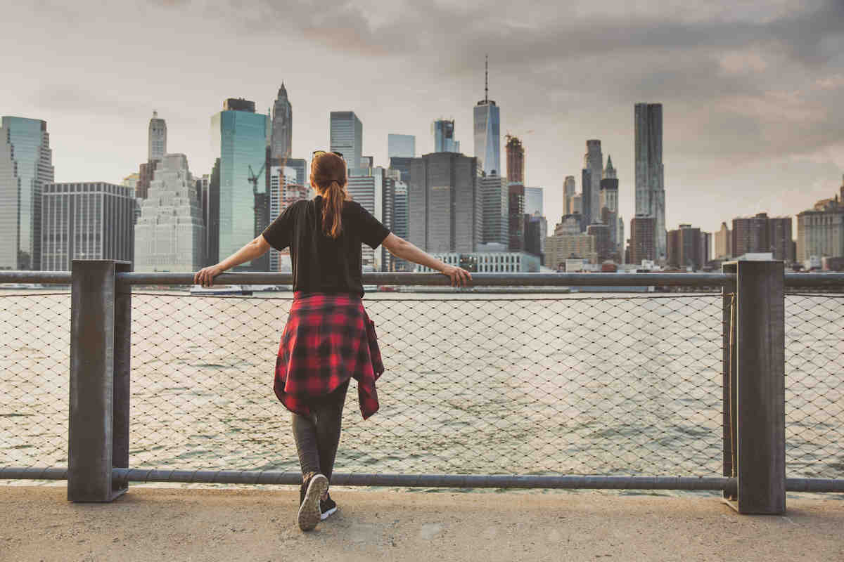 Joven mirando NYC