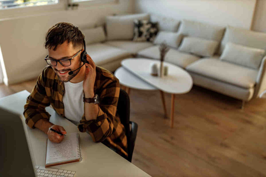 Freelance teletrabajo en salón de casa