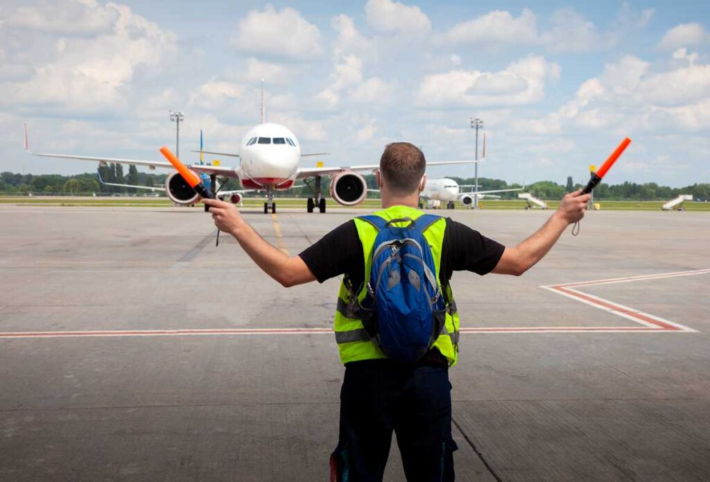 Supervisor dirigiendo avion